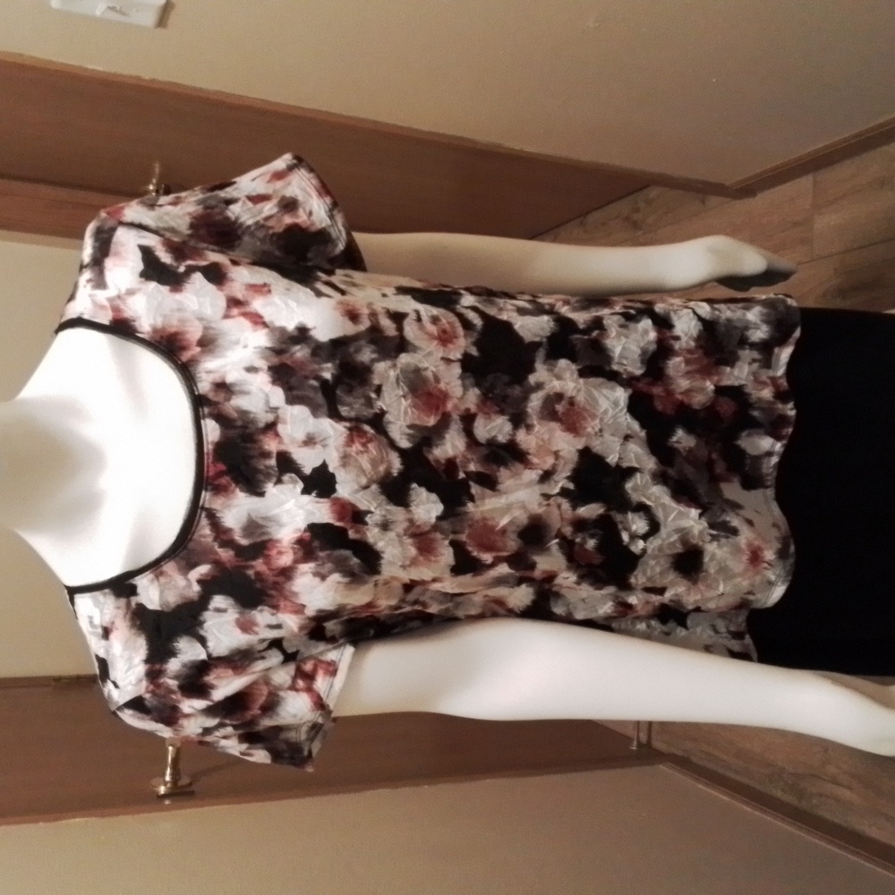Simply Vera Vera Wang  black, pink and white floral NWOT top, size 1X